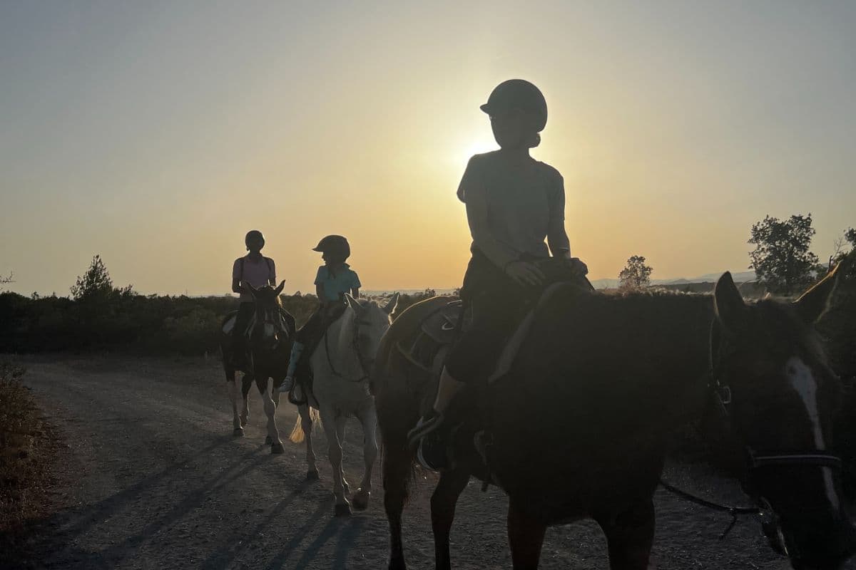 Coucher de soleil à cheval au pied du Massif de l’Estérel