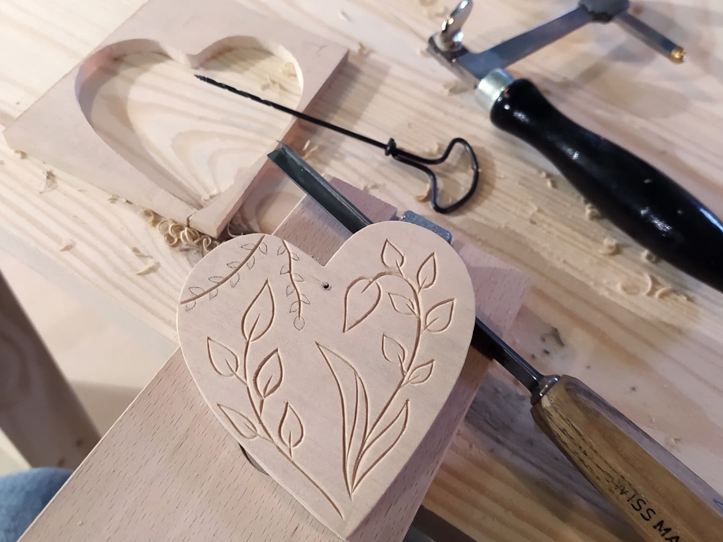 Atelier plume/cœur en bois