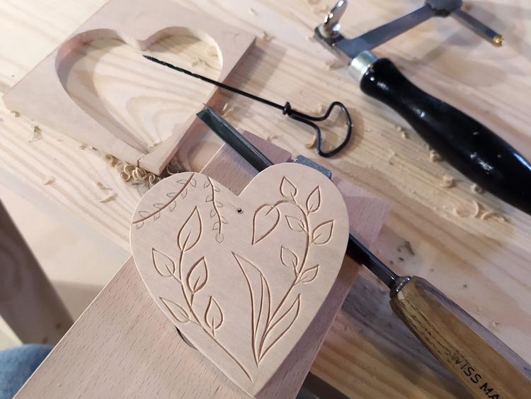 Atelier plume/cœur en bois