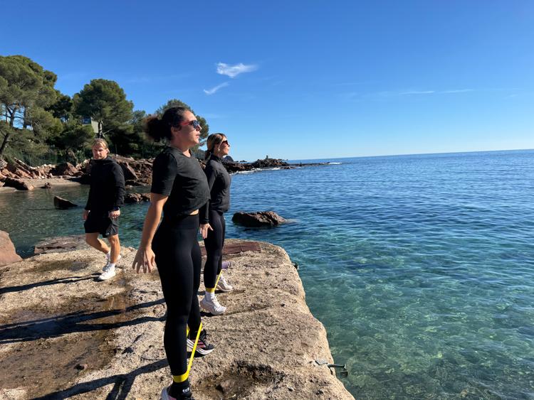 Coach sportif à Saint-Raphaël – Programme de sport personnalisé et nage en eau froide