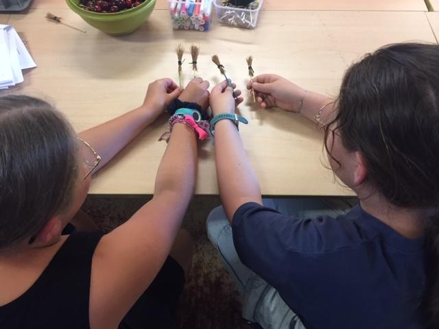 ✨ Atelier Famille : Fabrique ton Mini-Balai de Sorcière !