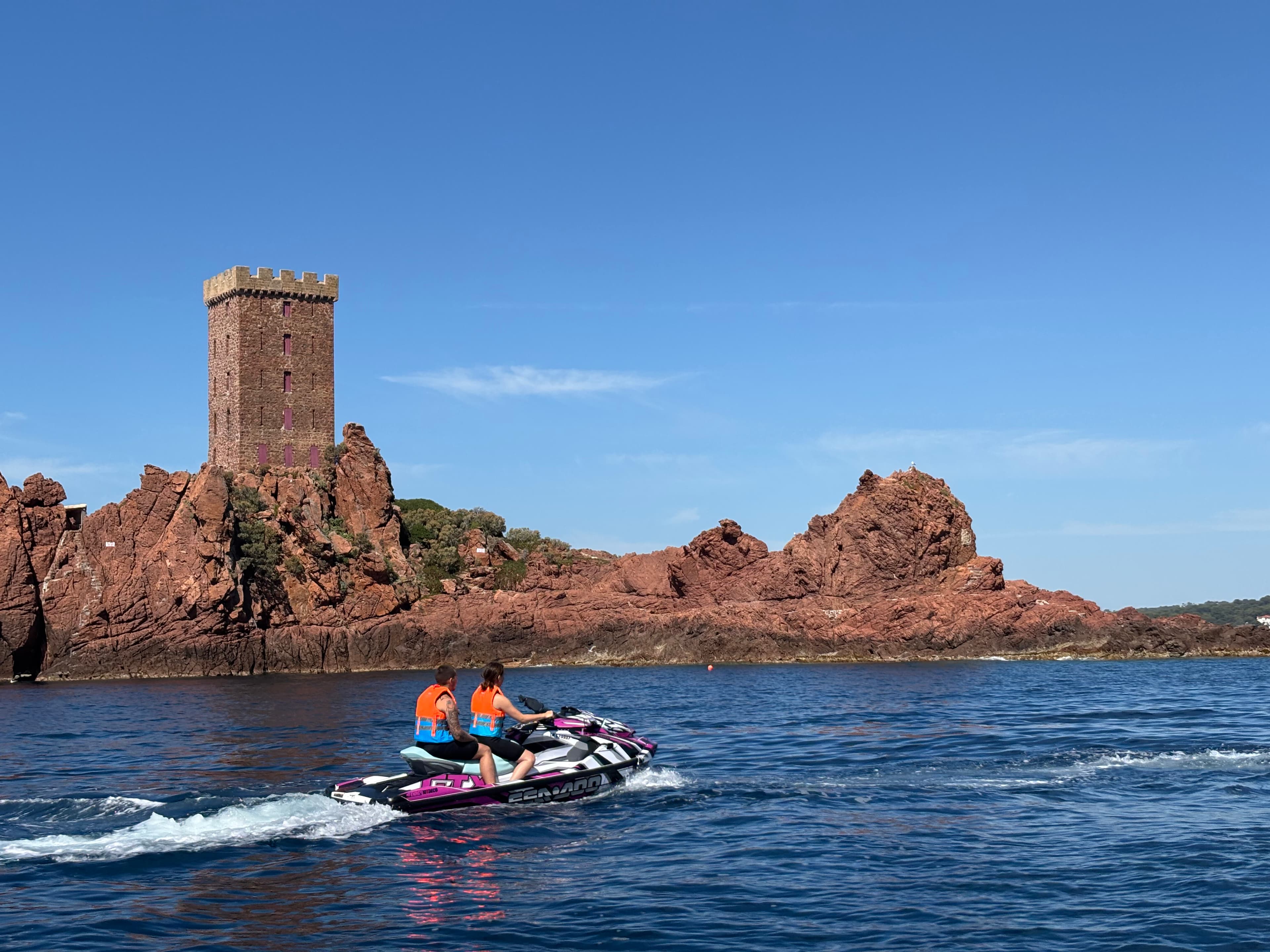 Randonnée en Jet-Ski à port Fréjus – Cap sur l’Estérel & l’Île d’Or