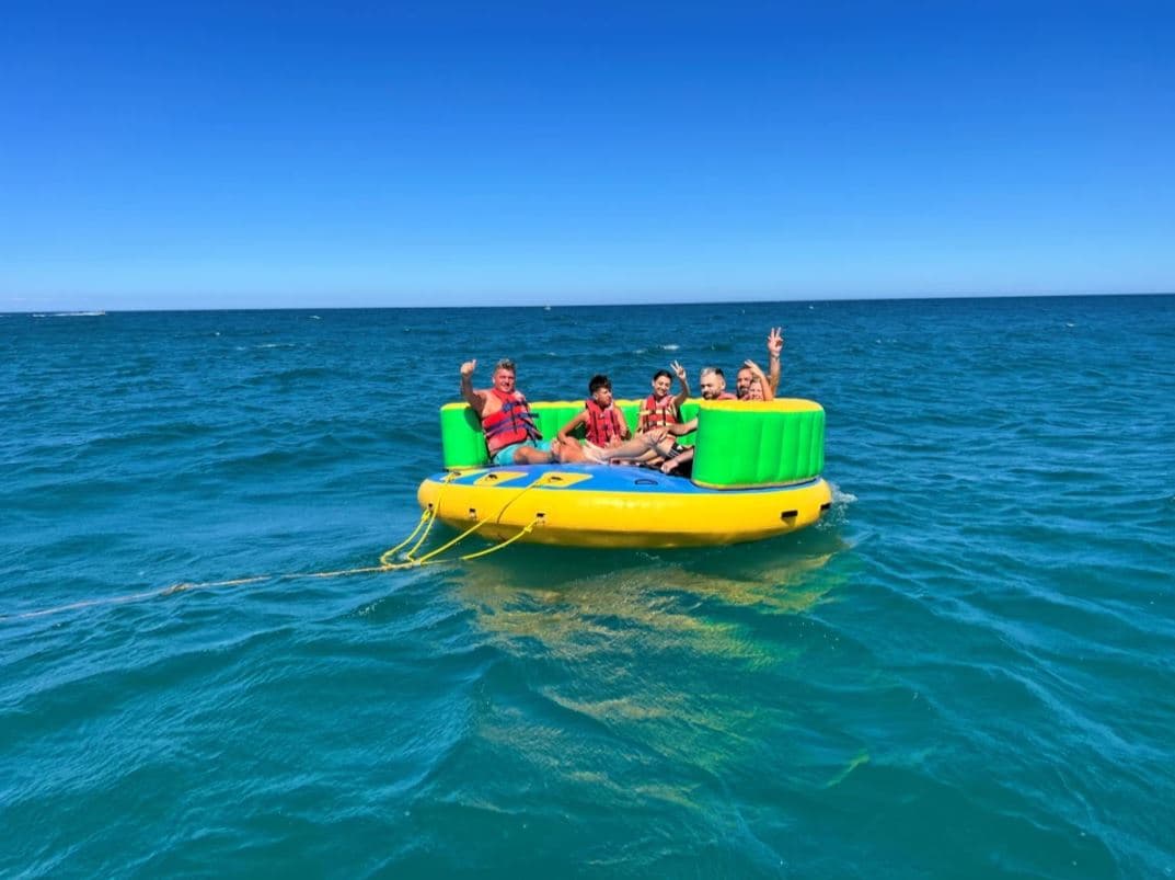 Bouée tractée à Fréjus : fous rires et sensations en Méditerranée