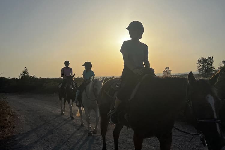 Coucher de soleil à cheval au pied du Massif de l’Estérel