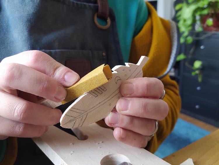 Atelier plume/cœur en bois