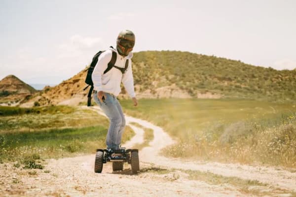 Balade en Sternboard à Agay : initiation au skateboard électrique tout-terrain