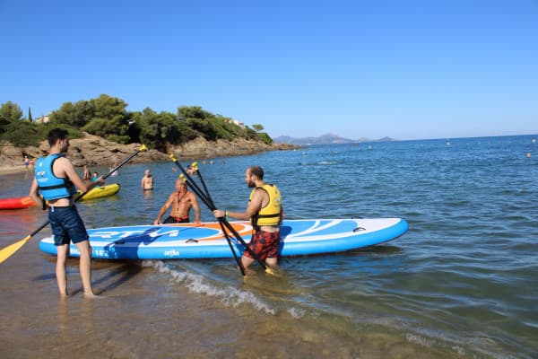 Location de Stand Up Paddle géant en mer - plage de Pampelonne