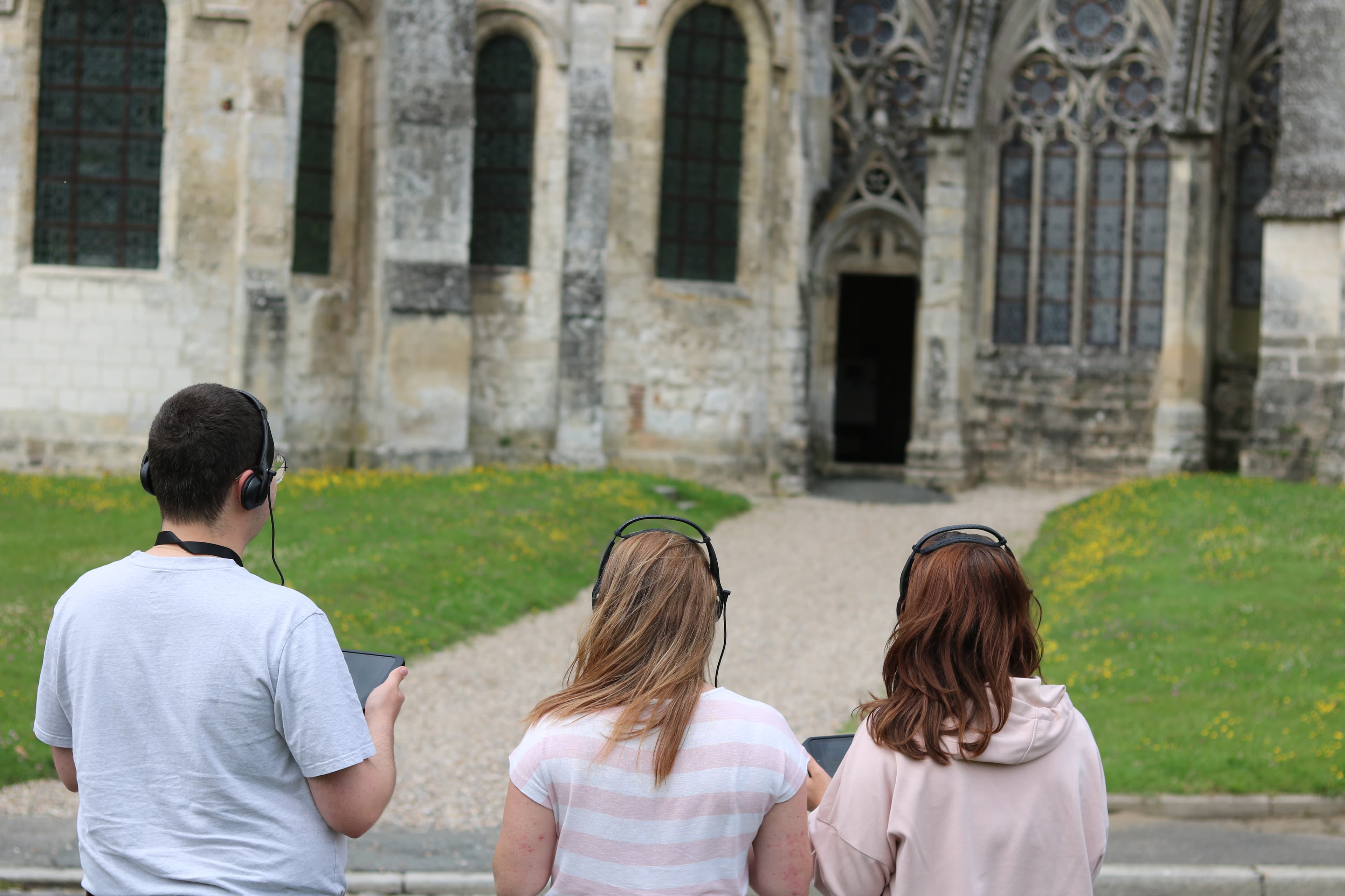 Louez votre tablette numérique pour visiter l’Abbatiale de Saint-Germer-de-Fly !