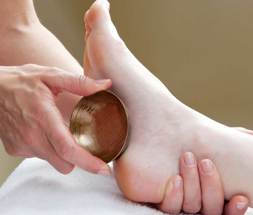Massage ayurvédique des pieds au bol kansu Fréjus Saint Raphaël