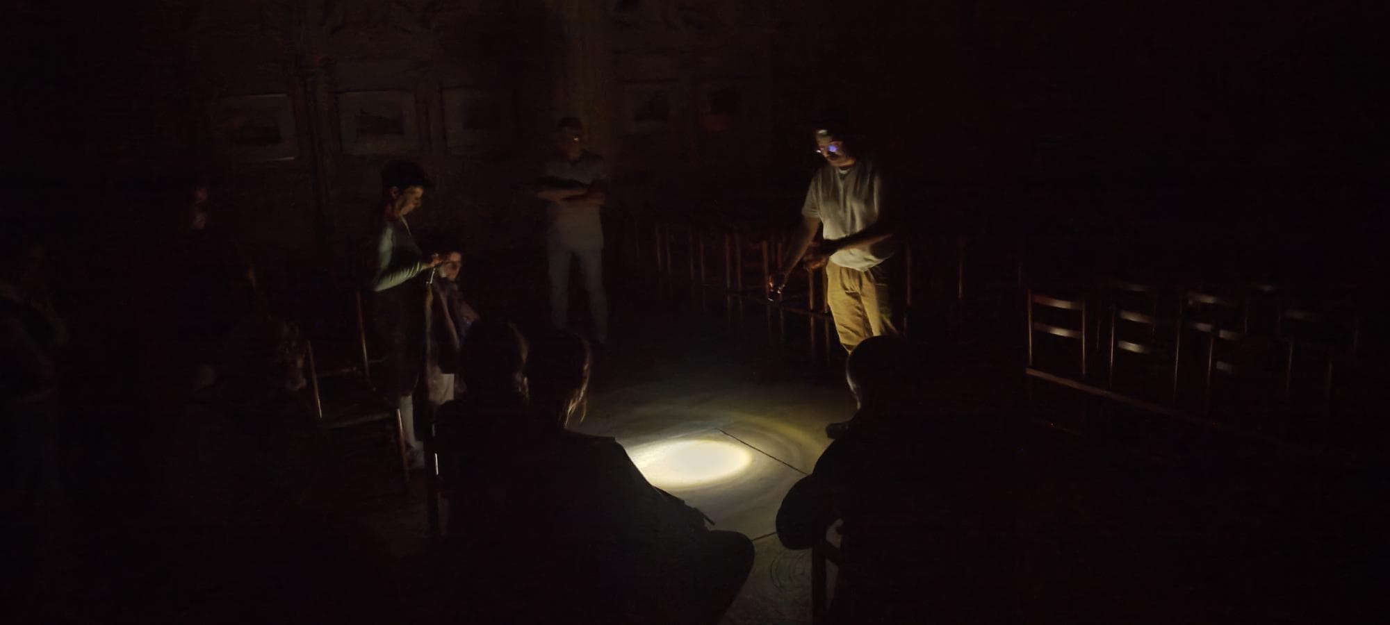 Visite à la lampe torche de l'abbatiale de Saint-Germer-de-Fly